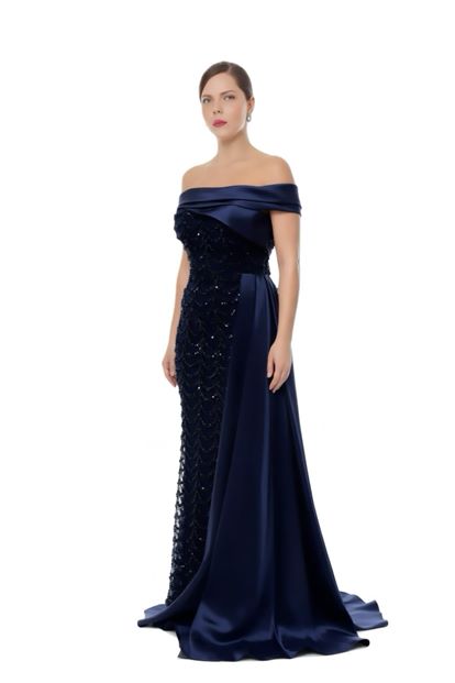 فستان سهرة أزرق داكن بياقة من الساتان مزين بالترتر، مقاسات كبيرة